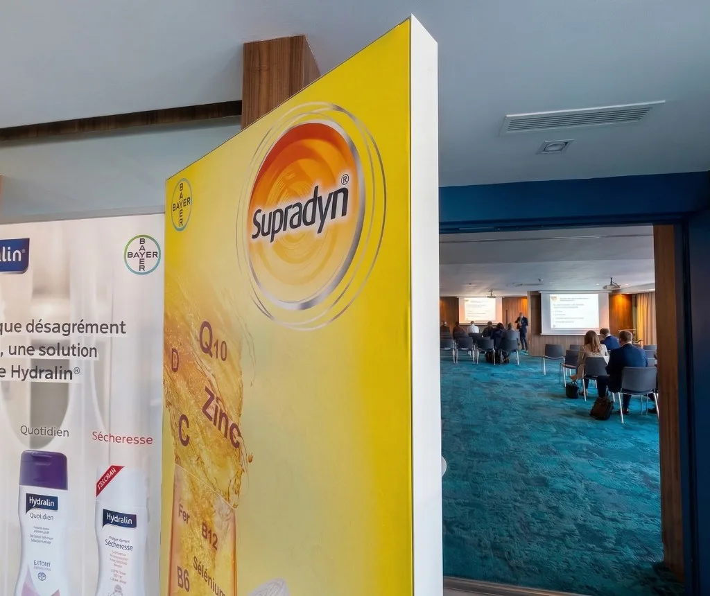 Stand pharmaceutique Bayer lors d'un congrès médical à Tanger