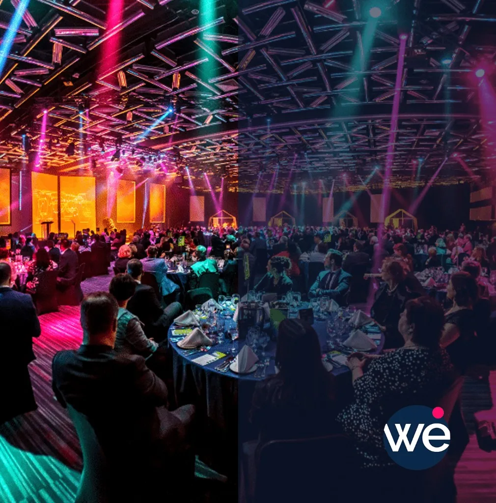 Dîner de gala avec éclairage immersif multicolore et invités attablés lors d'une soirée à thème au Maroc