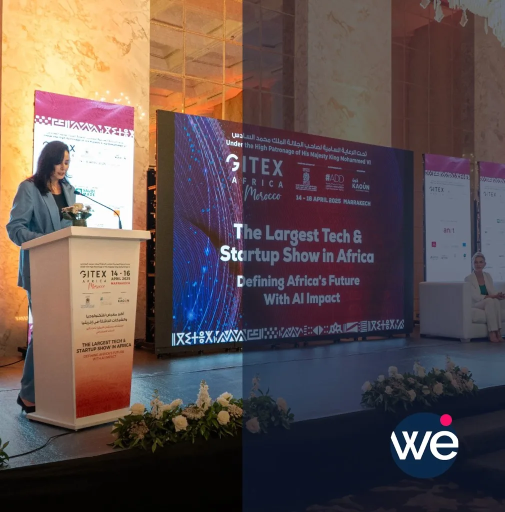 Conférence GITEX Africa à Marrakech : intervenante sur scène devant un écran LED géant lors du plus grand salon tech d'Afrique