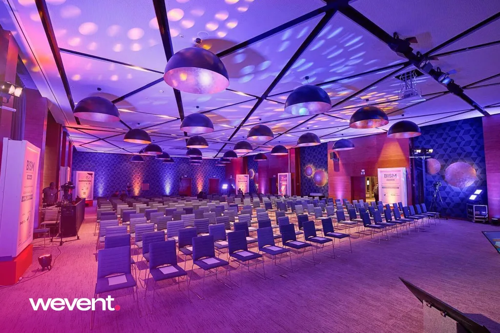 Salle de congrès avec éclairage scénique et configuration théâtre au Maroc
