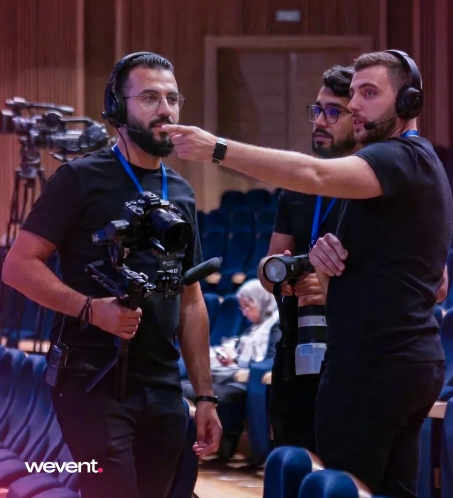 Équipe de photographes événementiels lors d'une conférence au Maroc