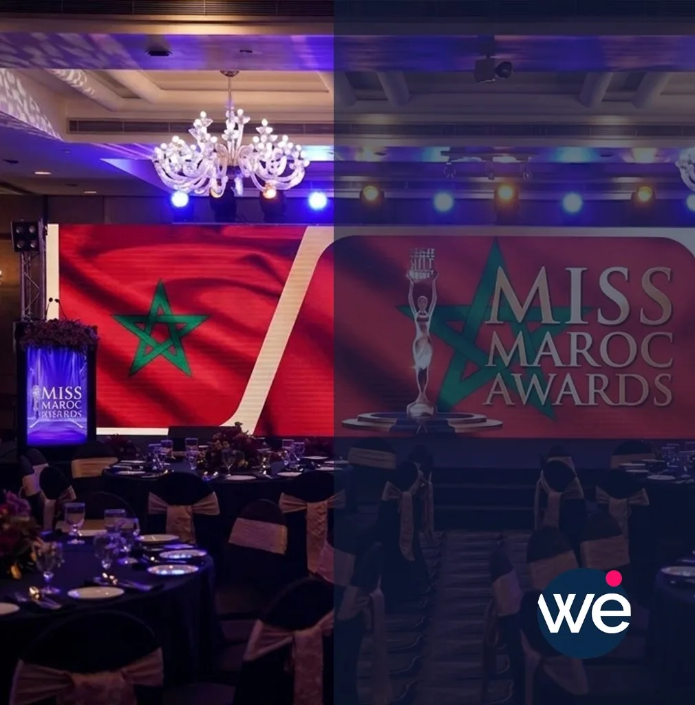 Scénographie de cérémonie de gala avec écran LED géant, éclairage scénique et tables dressées au Maroc